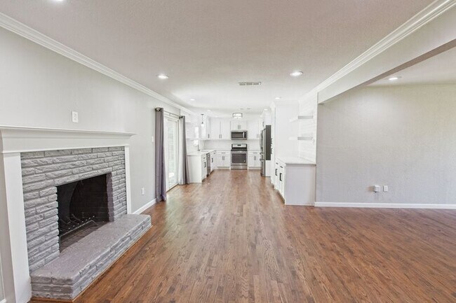 Building Photo - 304 S Grove Rd