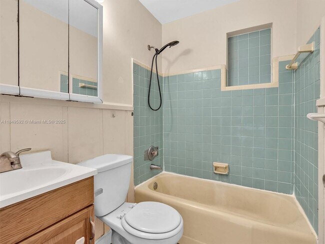 Building Photo - 5611 SW 37th St