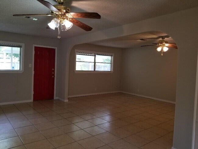 Building Photo - 2118 17th Ave N