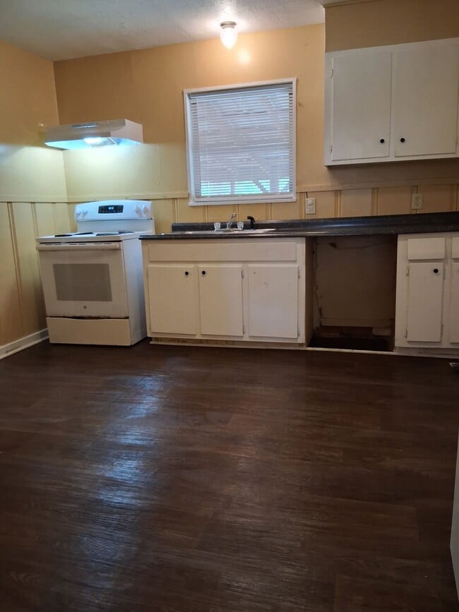 Building Photo - 1215 Tara Rd