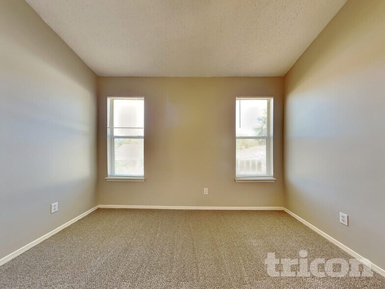 Building Photo - 606 Radnor Ln