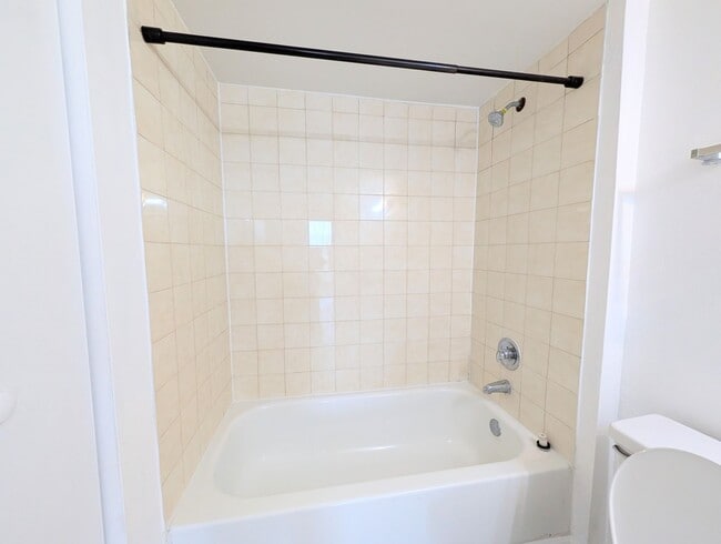 Building Photo - Spacious 2BR/2BA Residence – Great Kendall Location