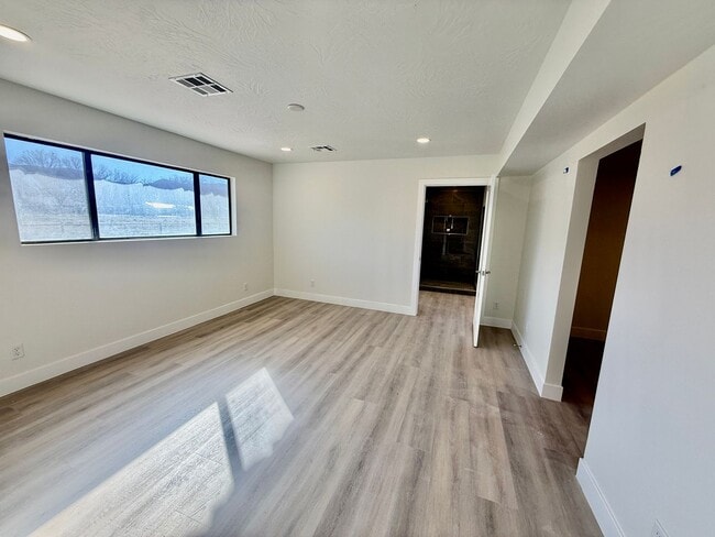 Building Photo - Beautifully Remodeled Three Bedroom Home on 2 Acres with Horse Privileges in Hurricane