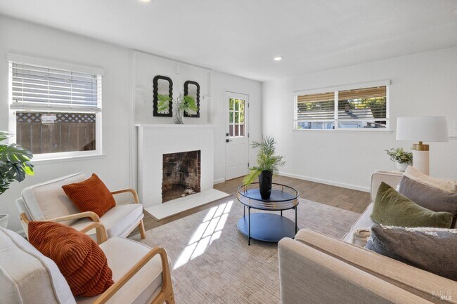 Building Photo - 372 Acacia St