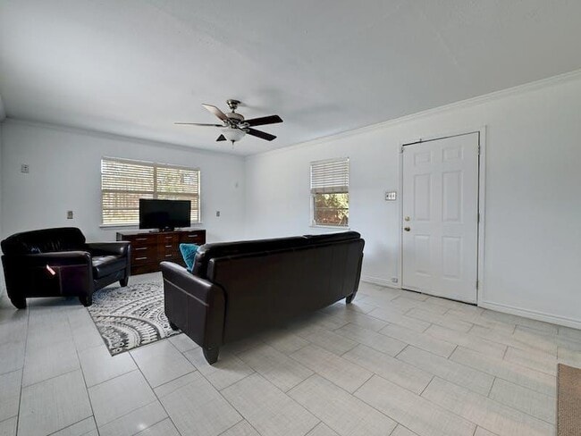 Building Photo - 1802 Temple Dr