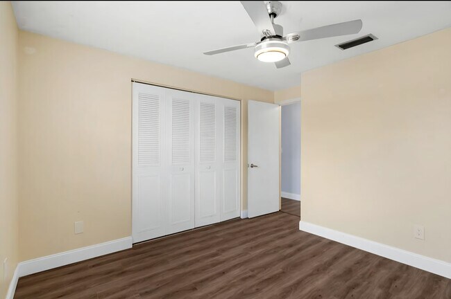 Building Photo - 9376 Manati St