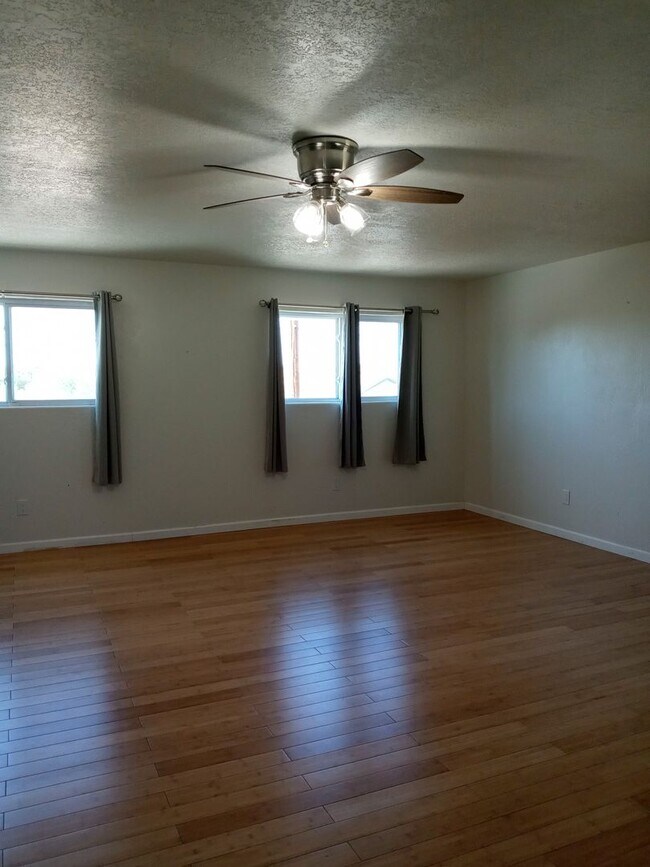 Building Photo - FIVE BEDROOMS!