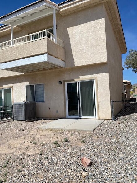 Building Photo - 855 Warren Rd