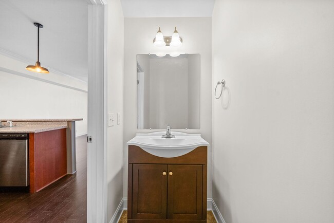 Building Photo - Pet Friendly Condo Downtown!