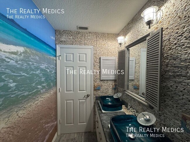 Building Photo - 1328 Karok St