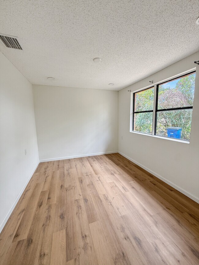 Building Photo - 202 2nd St