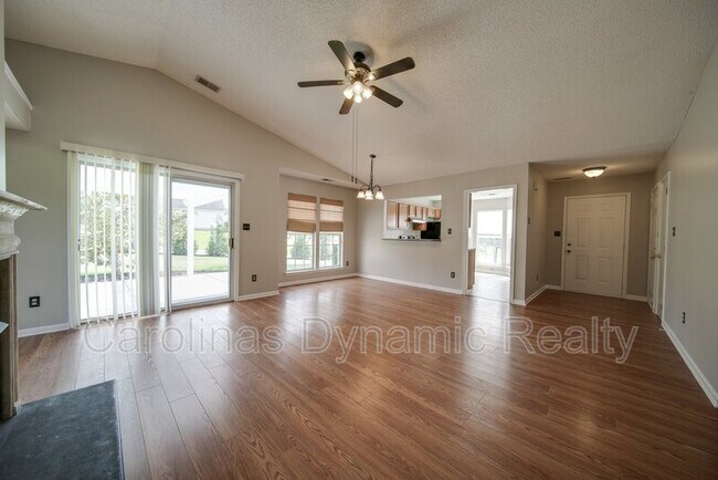 Building Photo - 120 Lantana Dr