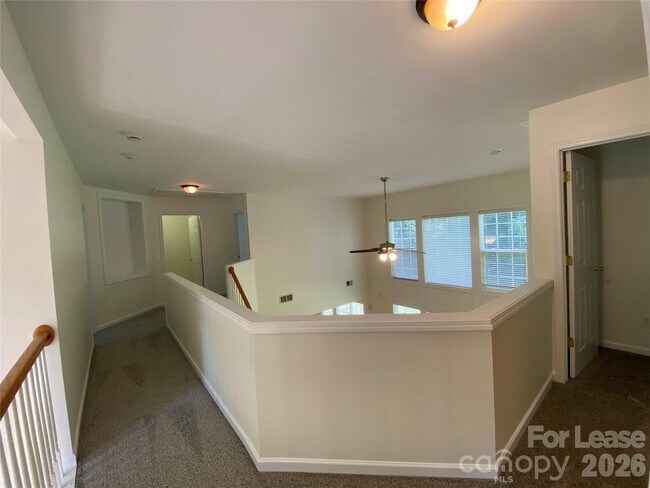 Building Photo - 9901 Hazelview Dr