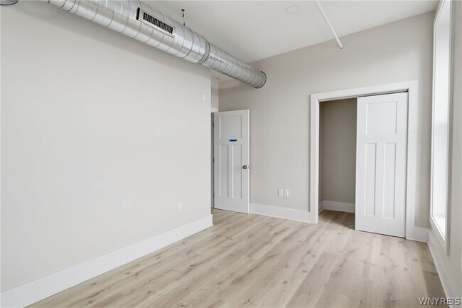 Building Photo - 136 Seneca St