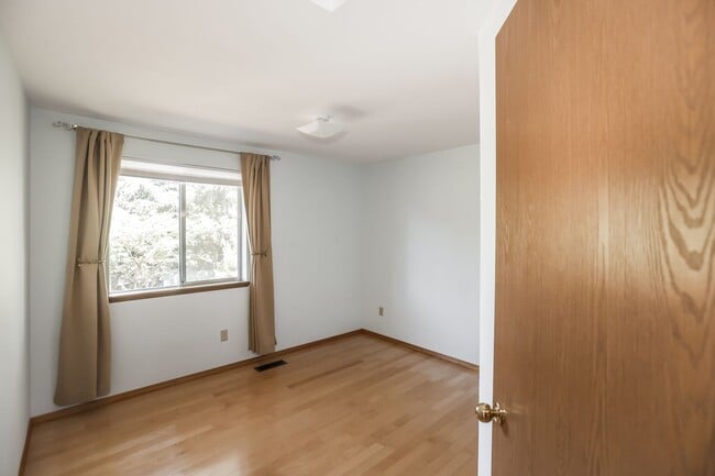 Building Photo - Federal Way 2-Story