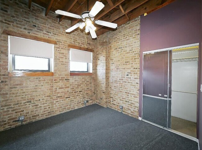 Building Photo - 2849 W Belmont Ave
