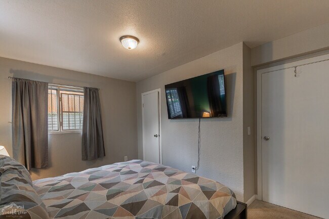 Building Photo - Charming Garden Level 2-Bedroom in Denver