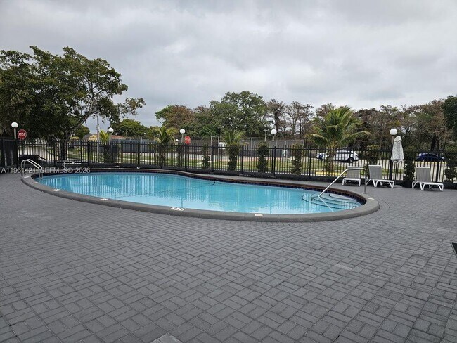 Building Photo - 8020 N Colony Cir