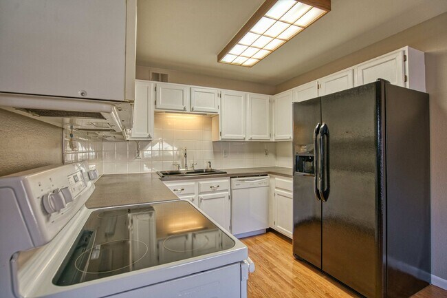 Building Photo - Bright End-Unit Condo – 2 Bed/1 Bath, Single-Level, No Stairs!