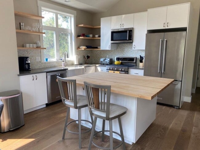 Building Photo - Furnished West Bend Home Available May-November