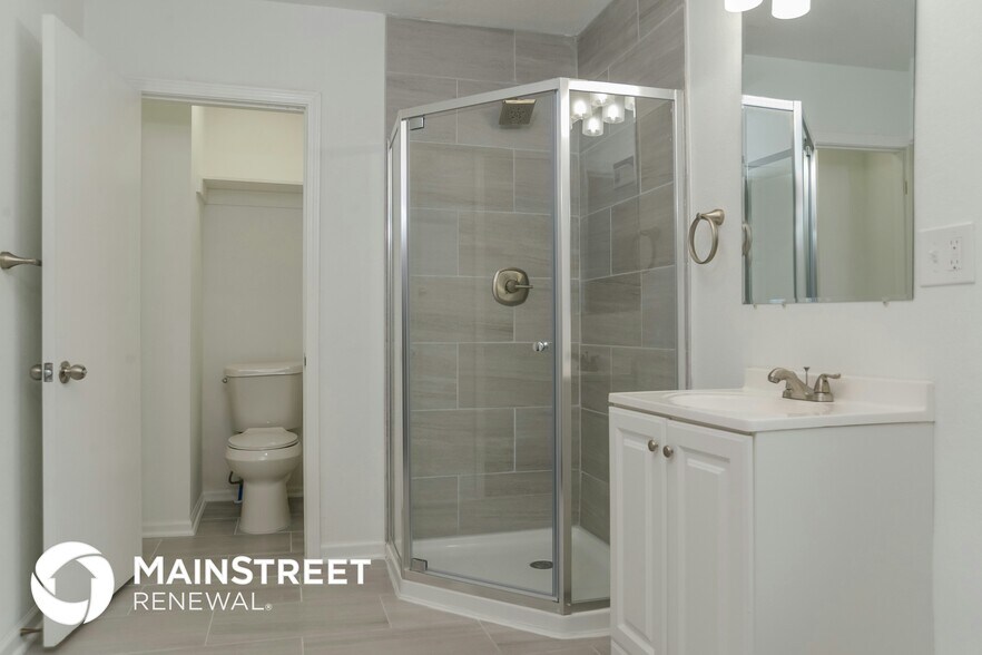 Building Photo - 7411 NW Oak Dr