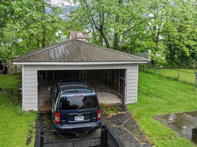 Building Photo - Charming 3BR with Main-Level Suite, Garage...