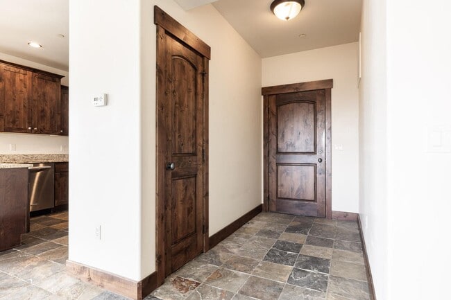 Building Photo - Unfurnished Condo in Black Rock Ridge