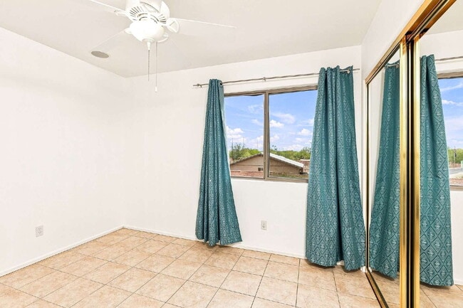 Building Photo - 2426 W Silverbell Tree Dr