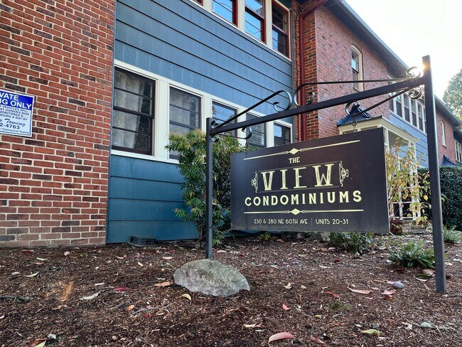 Building Photo - Beautiful 1Bd/ 1Ba Vintage Condo Located in Mt. Tabor! In Unit Laundry, Parking Space, storage un...