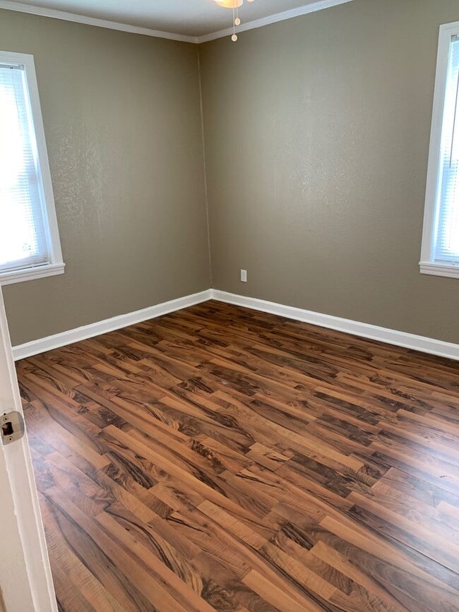 Building Photo - 2bed/1bath House NEW PAINT!