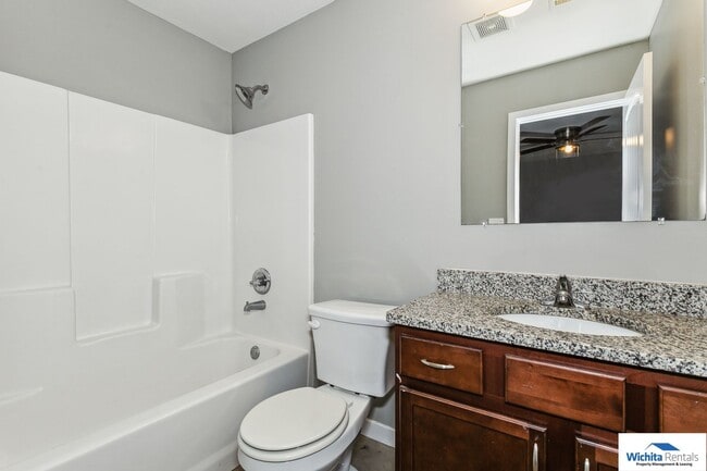 Building Photo - 3 bedroom 2 bath duplex