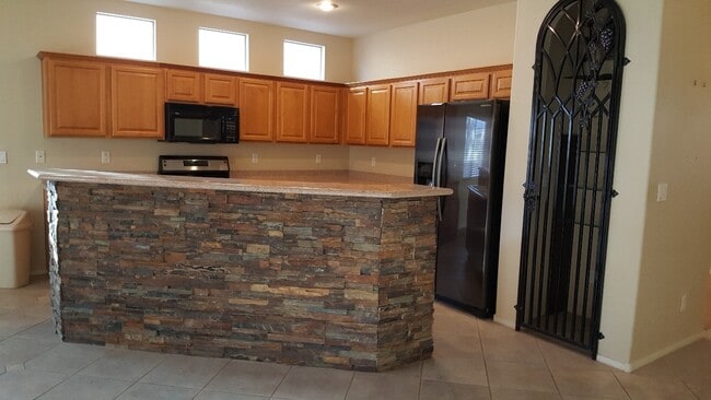 Building Photo - 3 BEDROOM 2 CAR GARAGE SINGLE STORY HOME