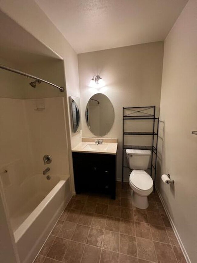 Building Photo - Upper Unit 2 Bedroom Condo in Gated Commun...
