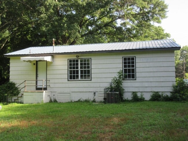 Building Photo - MOVE IN SPECIAL AVAILABLE! FIRST MONTH FREE!!