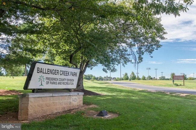 Building Photo - 642 Tivoli Rd