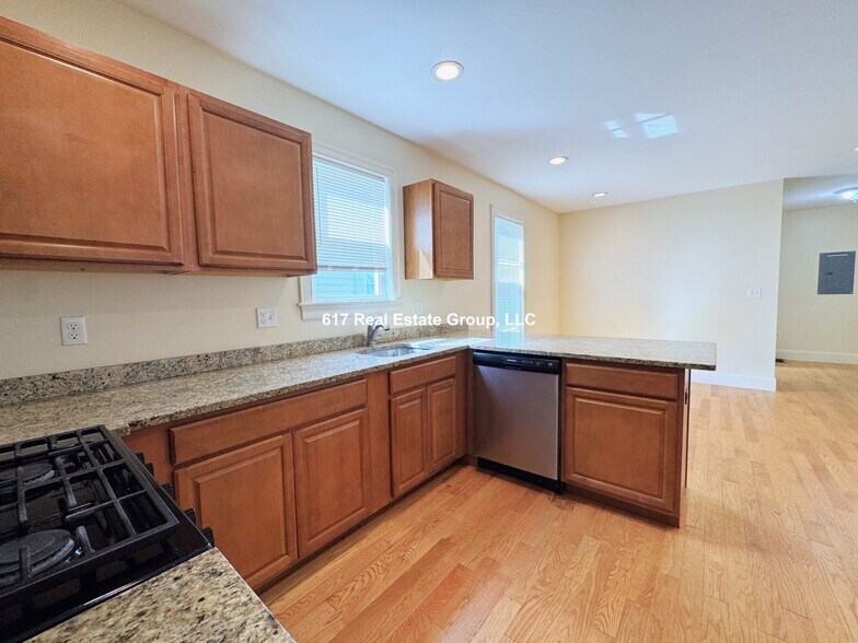 Building Photo - 35 Pratt St