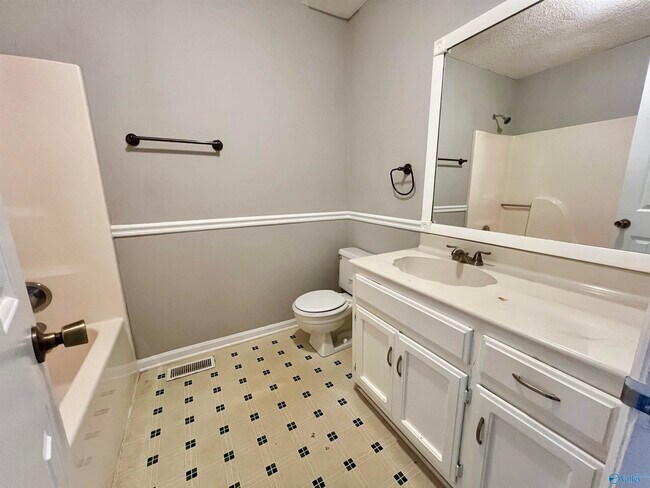 Building Photo - 704 Captiva Ct SE