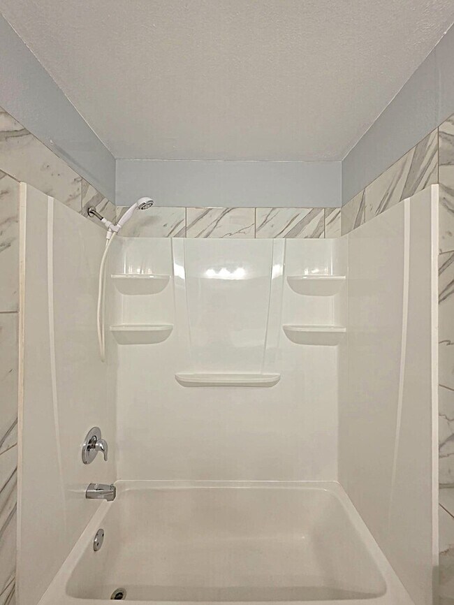 Building Photo - 2925 Winkler Ave