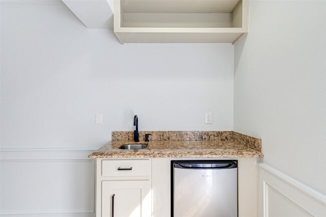 Building Photo - 1535 Hannington Dr