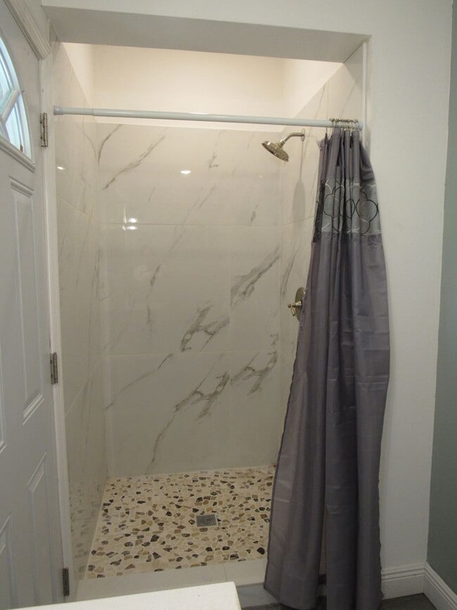 Building Photo - For Rent – Beautifully Remodeled 3 Bed, 2 ...