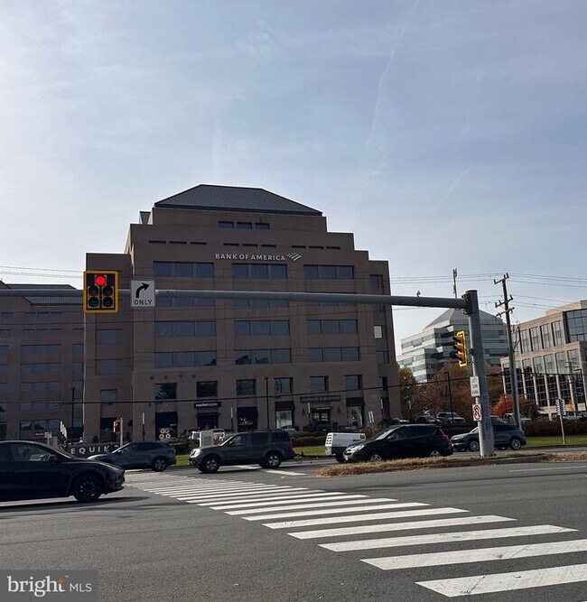 Building Photo - 2113 Chain Bridge Rd