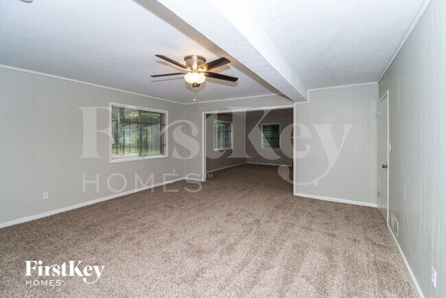 Building Photo - 302 Woodstock Dr SW