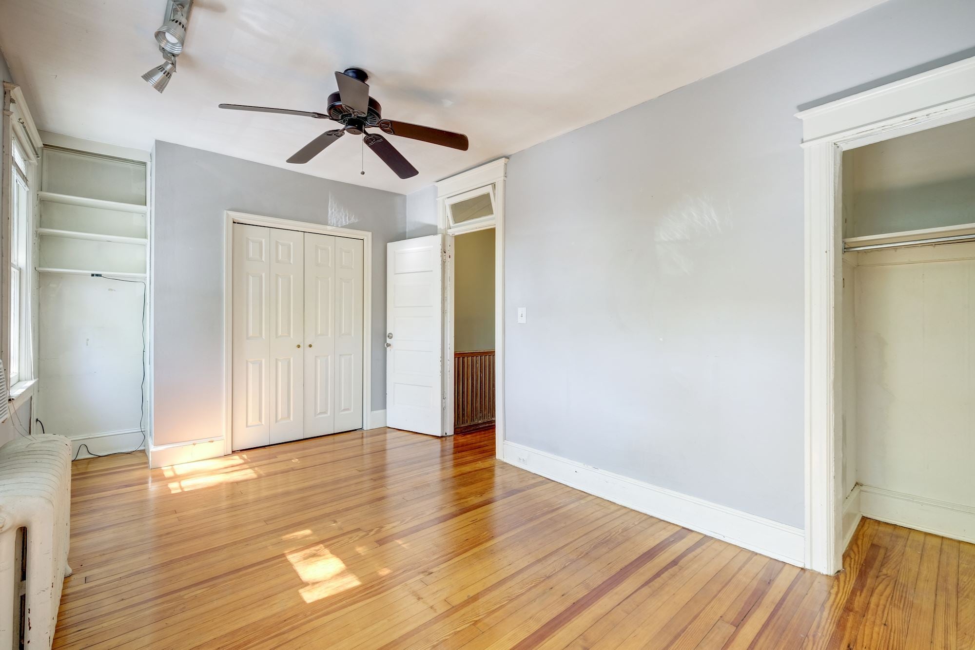 Upper Floor - Bedroom #1 - Size: 9.5' x 15', 142.5 sq/ft - 237 11th ST SE
