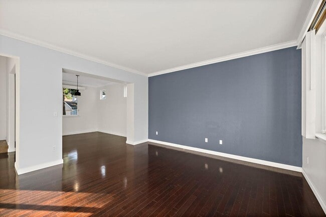 Building Photo - Modern 4-Bedroom Home with 5-Piece Primary...