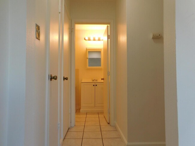 Building Photo - 4186 E Ashlan Ave