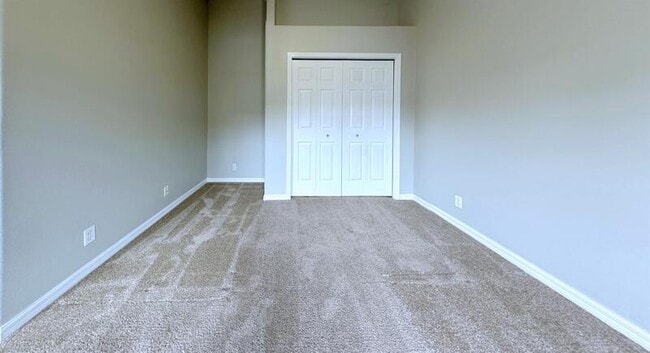 Building Photo - 8006 Thoroughbred Loop