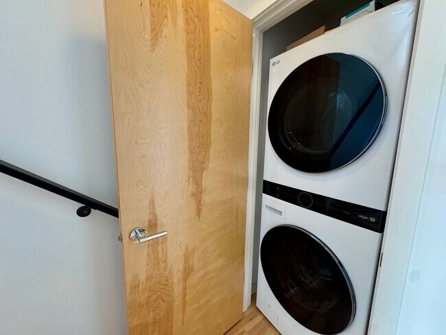 Building Photo - Beautiful West Seattle Townhome