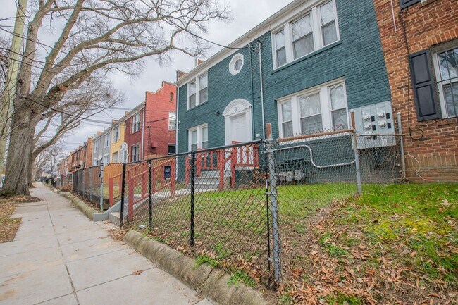 Building Photo - Cozy 1 BR/1 BA Apartment in Congress Heights!