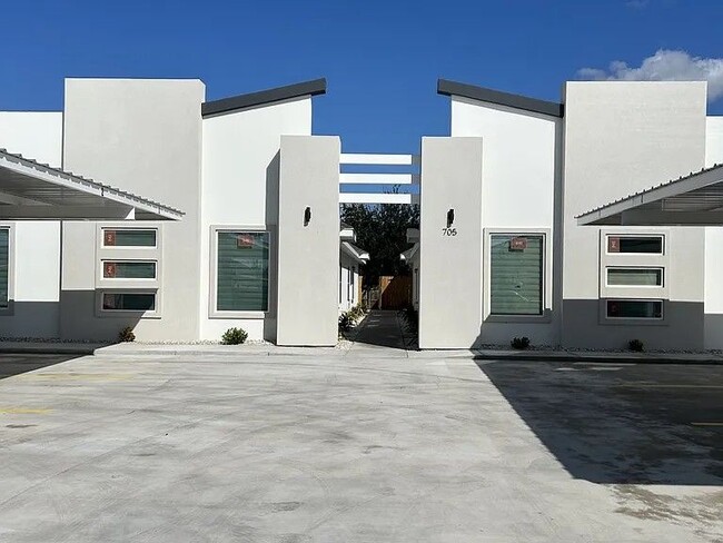 Building Photo - 705 Deanne Dr