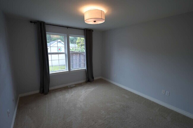 Building Photo - 3 bed 2 bath home near Carrie Blake Park, ...